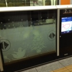 東京メトロ豊洲駅のホームドアがクリスマス仕様に♪